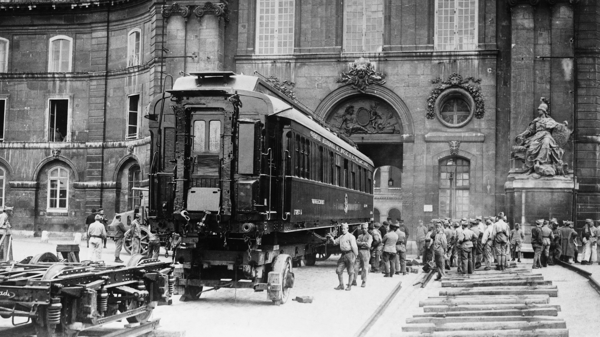 Wagon dans lequel fut signé l’armistice de 1918, exposé à l’hôtel des Invalides à Paris, de 1921 à 1927 (© Hulton-Deutsch Collection/CORBIS/Corbis via Getty Images)(Bing France)