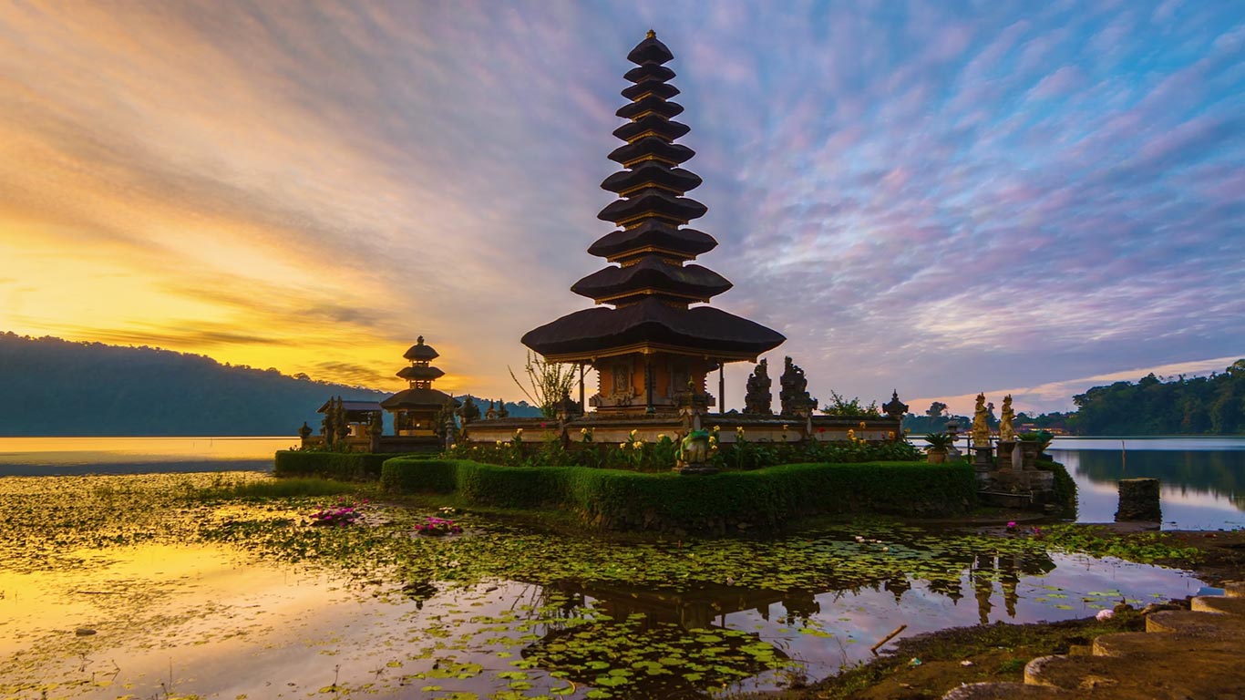 Sunrise at Pura Ulun Danu Bratan temple in Bali, Indonesia (© Rat007/Shutterstock)(Bing United Kingdom)