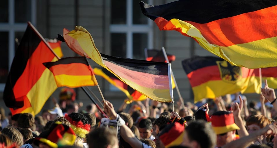 Deutsche Fußballfans bei der EM 2008 auf dem Schlossplatz in Stuttgart – eyb eyb/imagebroker.net/Photolibrary &copy; (Bing Germany)