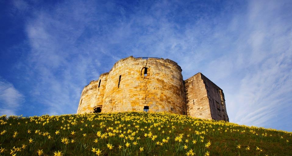 Clifford’s Tower, York, England (© Mark Sunderland/Age Fotostock) &copy; (Bing United Kingdom)