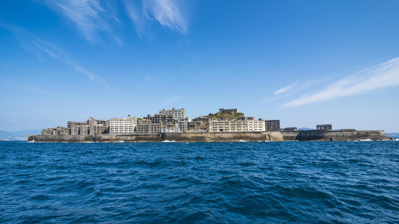 ｢軍艦島｣長崎 (© Michael Runkel/Robert Harding Picture Library/age fotostock)(Bing Japan)