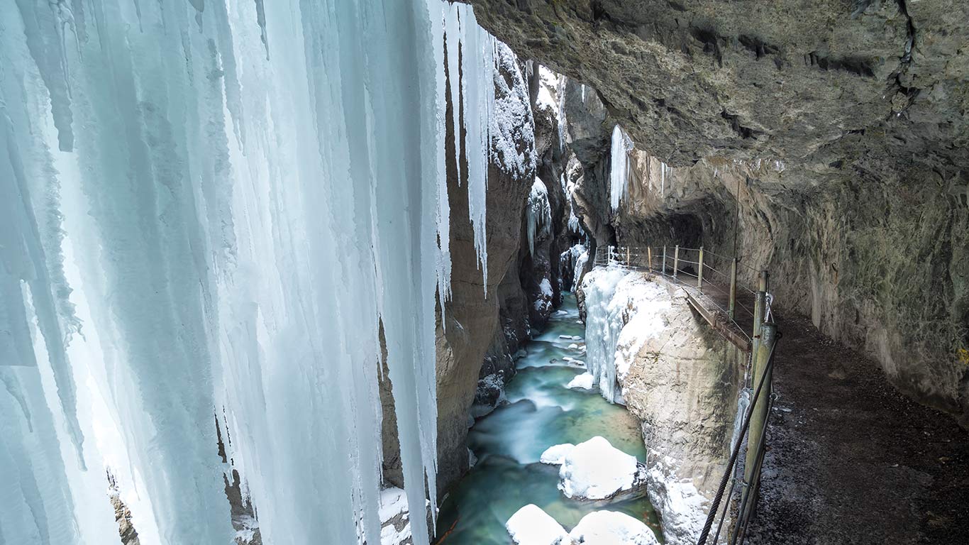 Eiszapfen in der Partnachklamm, Garmisch-Partenkirchen, Bayern, Deutschland (© Westend61/Getty Images)(Bing Deutschland)