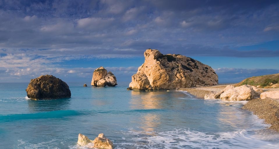 Der Felsen der Aphrodite in der Bucht von Paphos, Zypern – Riccardo Spila/Corbis &copy; (Bing Germany)