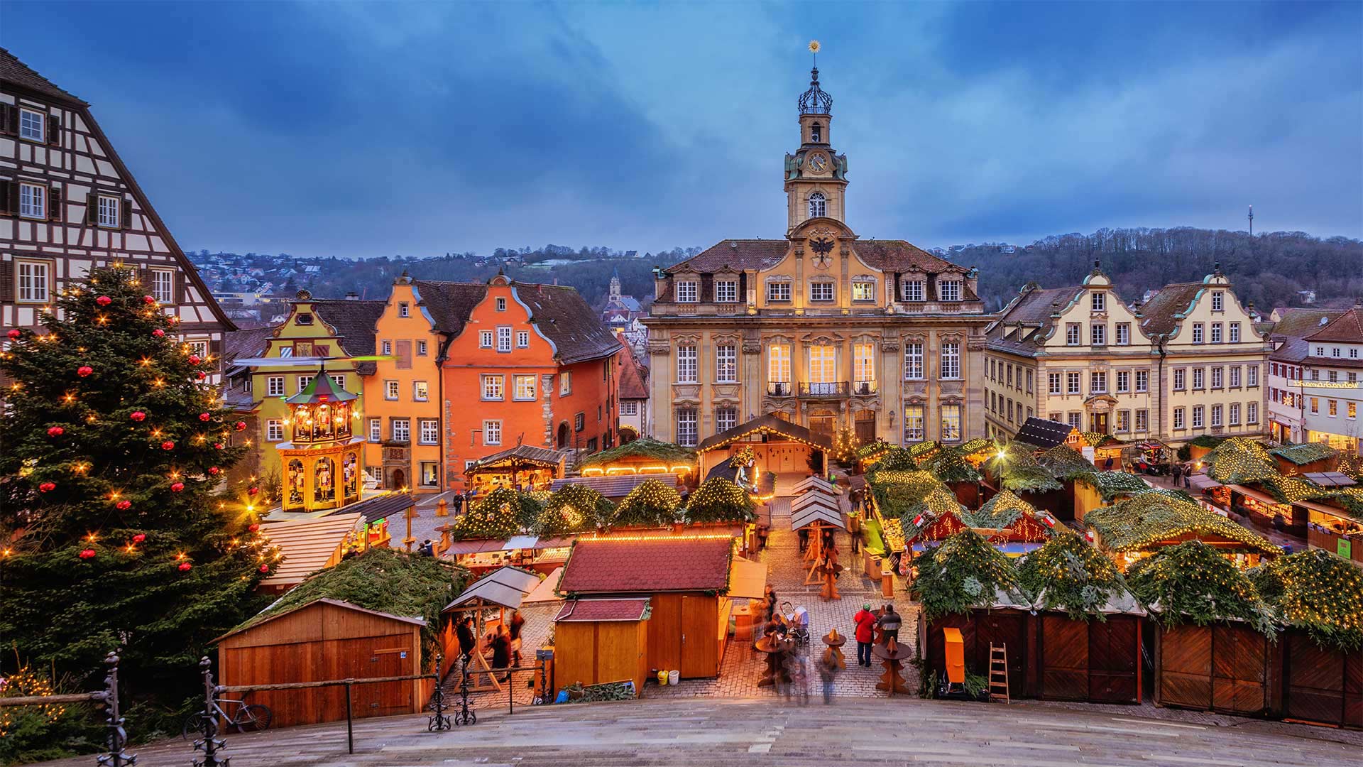 Annual Schwäbisch Hall Weihnachtsmarkt in the market square, Baden-Württemberg, Germany (© sack/Getty Images Plus)(Bing Canada)