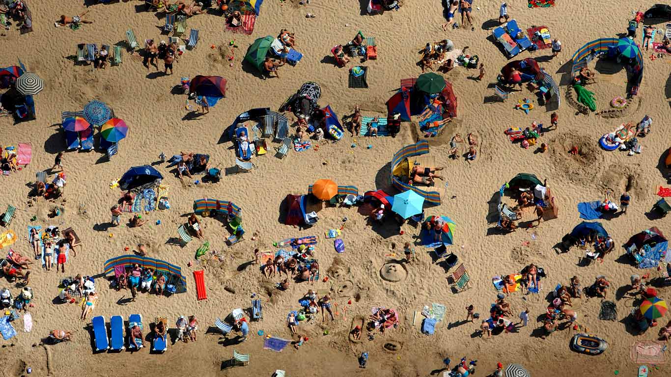 Crowds at Weymouth Beach in Dorset, England (© Jack Sullivan/Alamy)(Bing Canada)