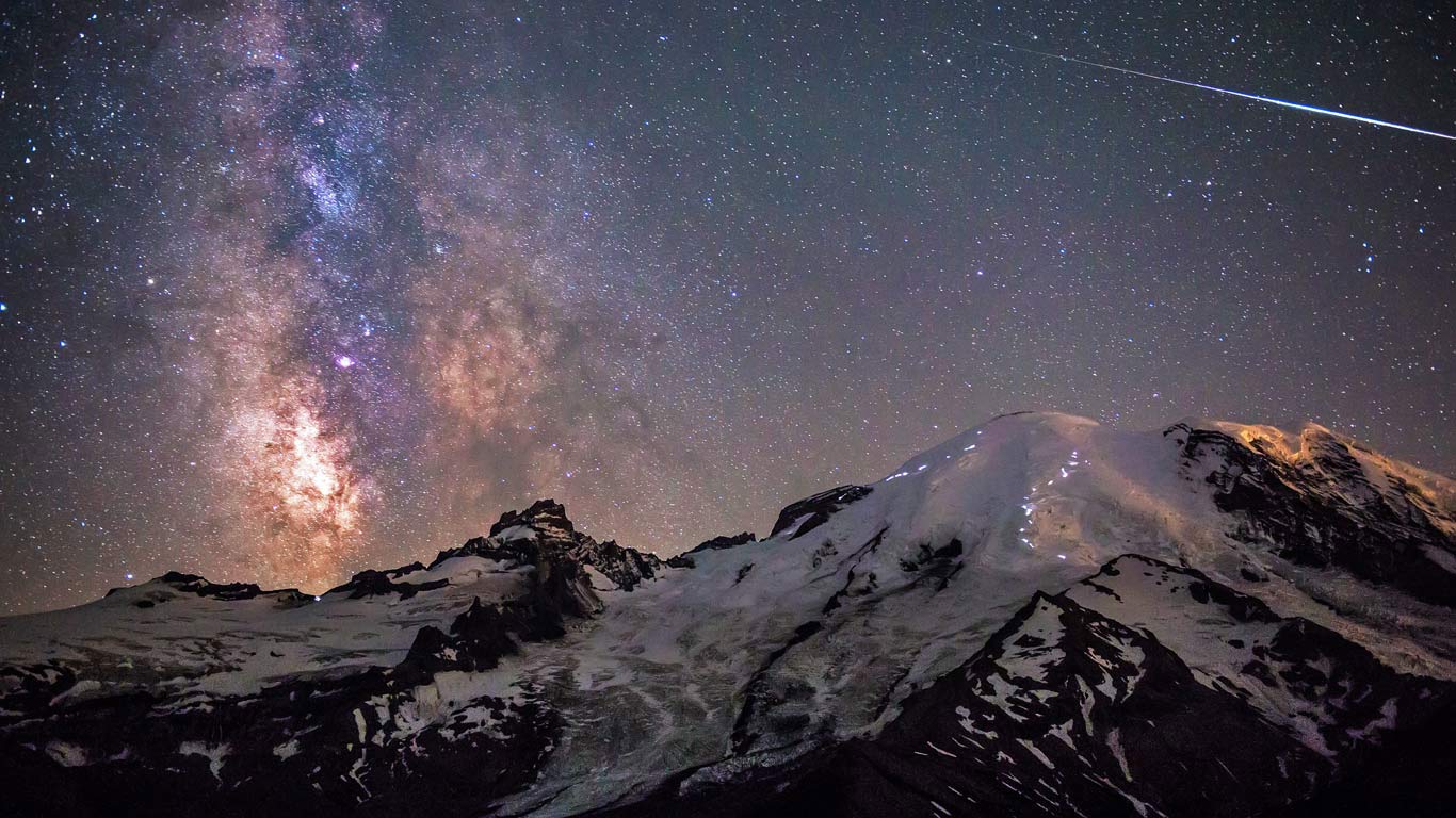 Milky Way above Mount Rainier in Mount Rainier National Park, Washington (© Brad Goldpaint/Aurora Photos)(Bing Canada)