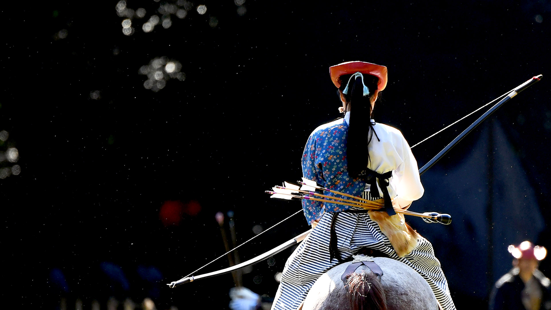 ｢演武の準備をする流鏑馬の騎手｣東京, 明治神宮 (© Matt McClain/The Washington Post via Getty Images)(Bing Japan)
