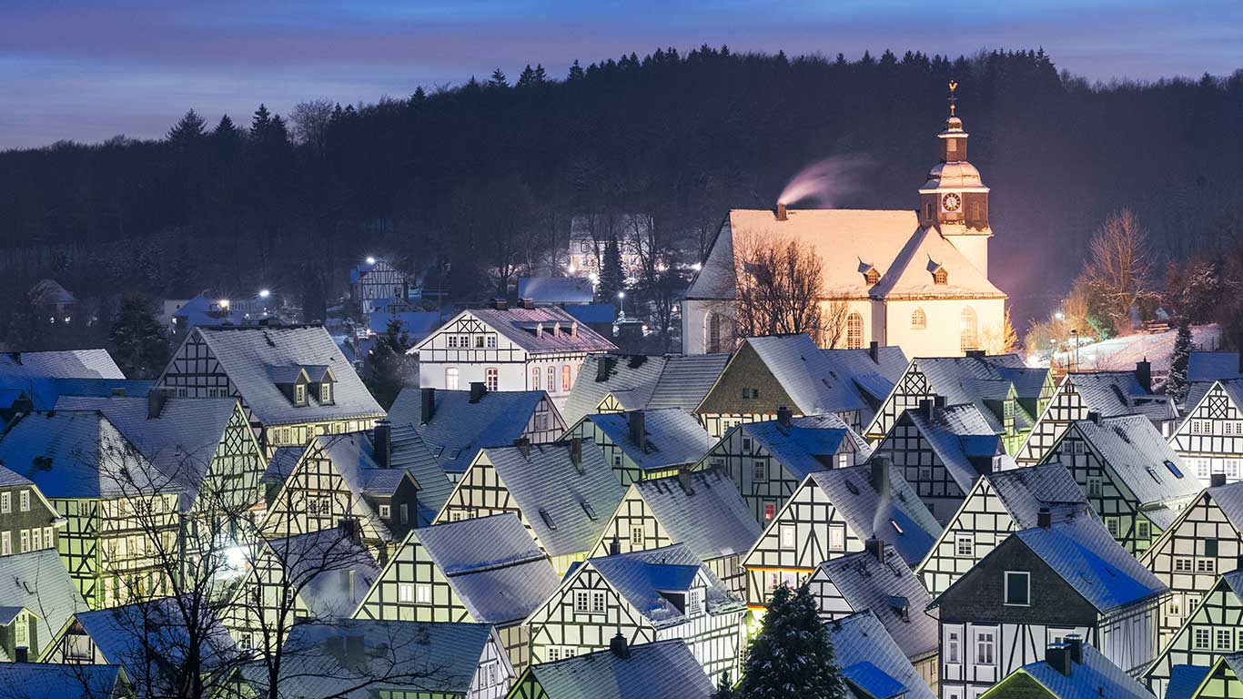„Alter Flecken“, Stadtkern von Freudenberg, Siegerland, Nordrhein-Westfalen, Deutschland (© Urbanmyth/Alamy)(Bing Deutschland)