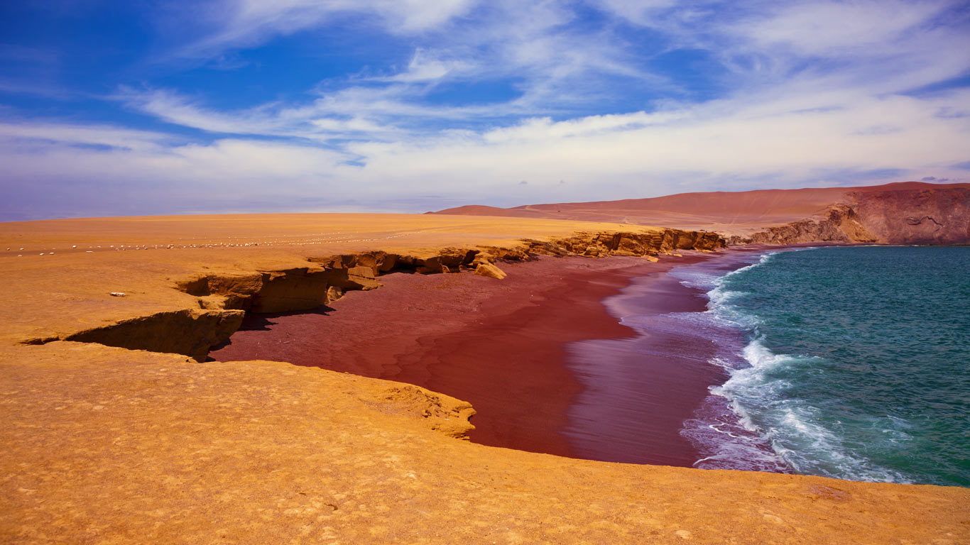 Playa Roja in Paracas National Reserve, Peru (© Istvan Kadar Photography/Getty Images)(Bing United Kingdom)