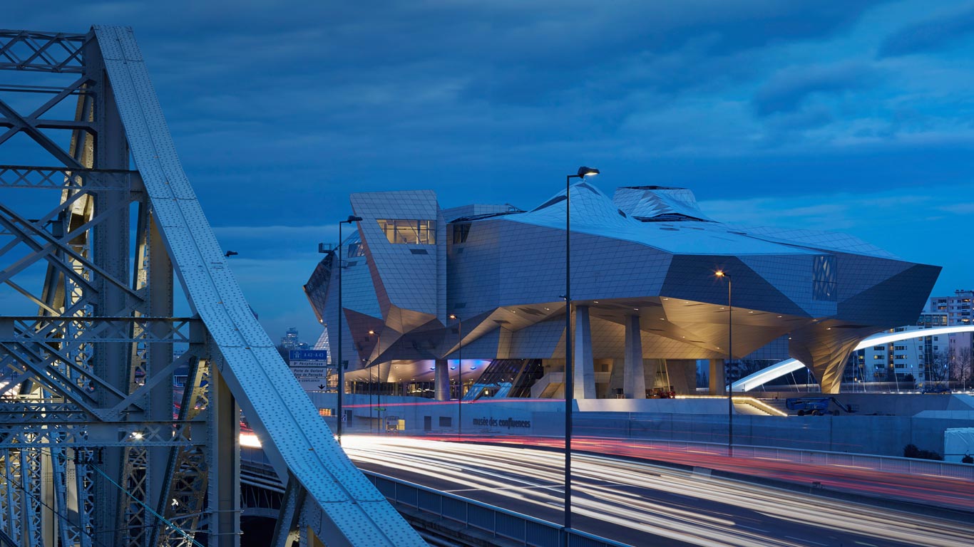 Vue crépusculaire du Musée des Confluences, Lyon, Rhône-Alpes (© VIEW Pictures Ltd/Alamy)(Bing France)