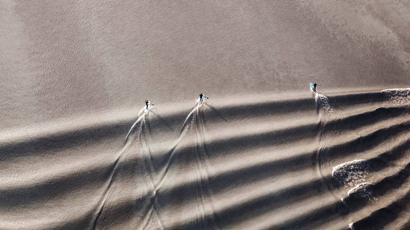Stand-up paddleboarders riding the bore tide in Turnagain Arm, Cook Inlet, Alaska, USA (© Scott Dickerson/Tandem Motion + Stills)(Bing United Kingdom)