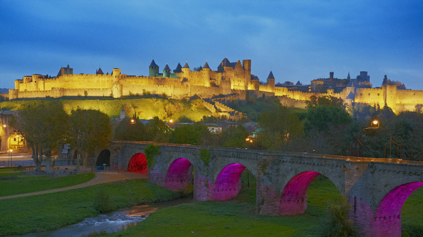 Carcassonne and the Pont Vieux bridge over the Aude River in Languedoc-Roussillon, France (© Tuul/Getty Images)(Bing United States)