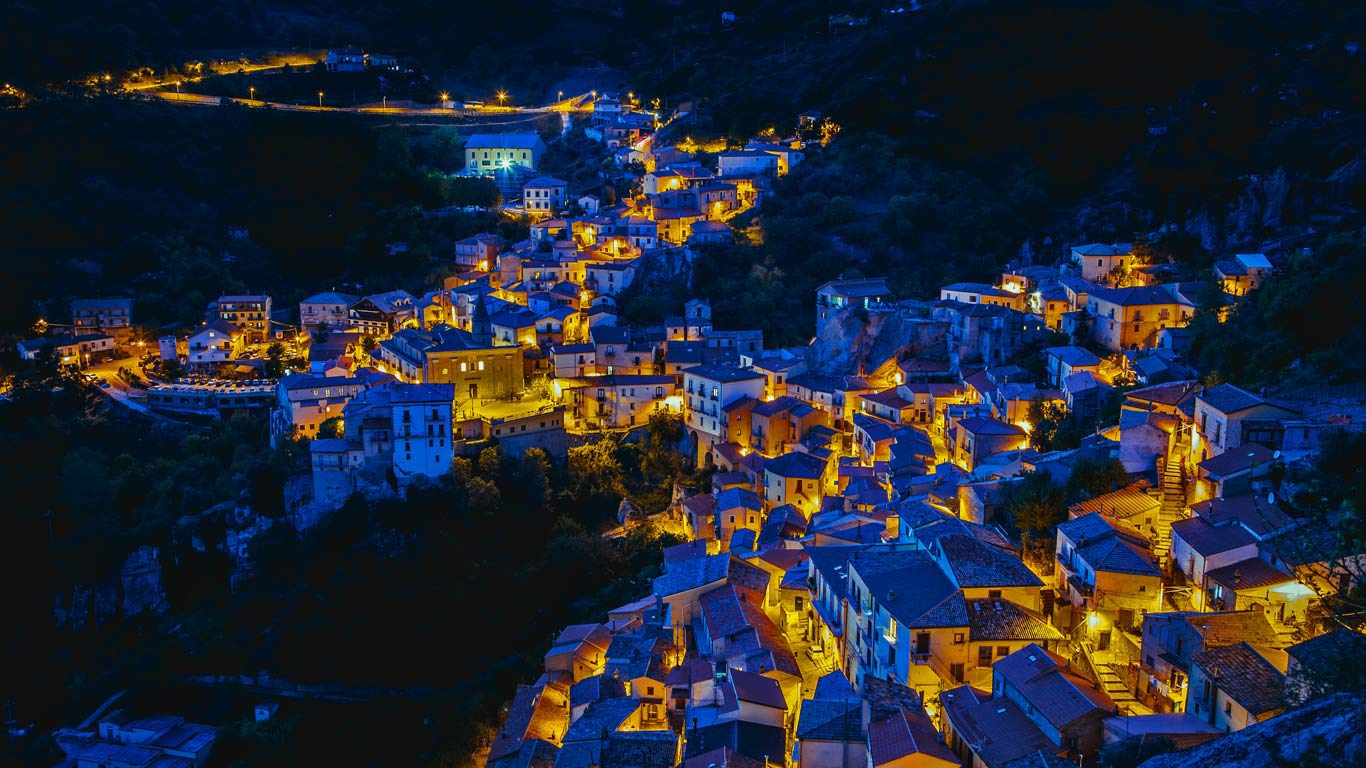 Castelmezzano, Italy (© Federico Ravassard/500px)(Bing Canada)