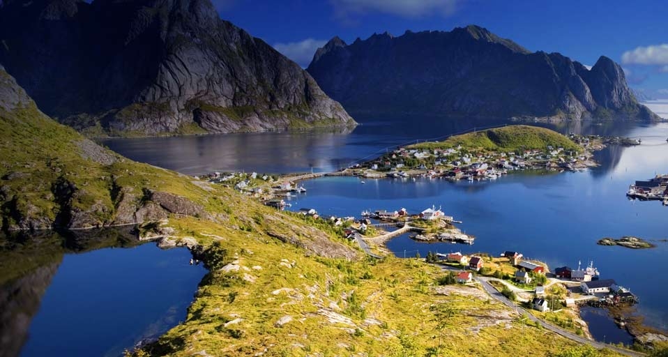Lofoten archipelago in the Arctic Circle, Norway – Bildagentur/Photolibrary &copy; (Bing United States)