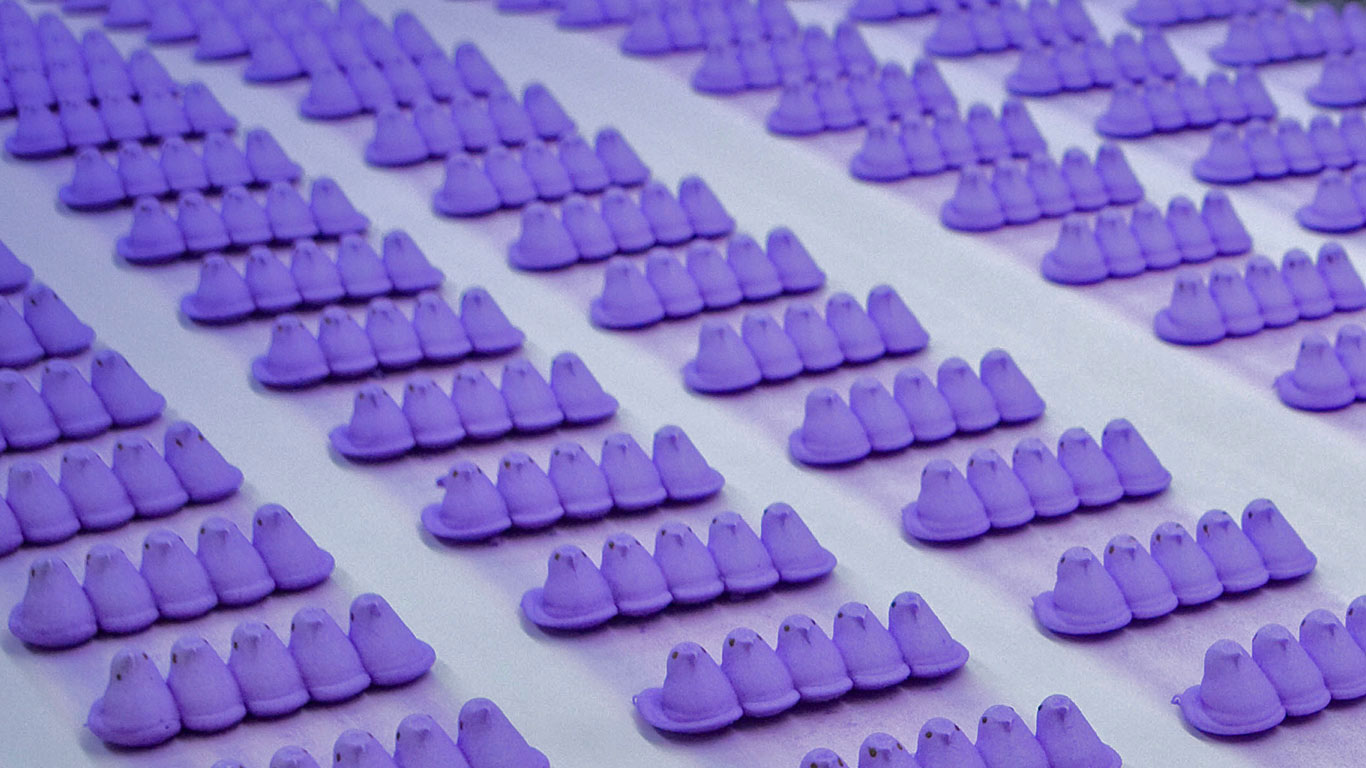 The marshmallow PEEPS® factory in Bethlehem, Pennsylvania, USA (© Kristoffer Tripplaar/Alamy)(Bing United Kingdom)
