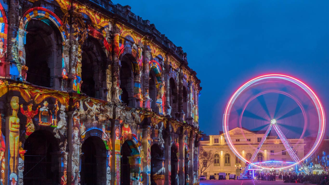 Arènes de Nîmes lors de la période de Noël, Gard, Occitanie (© Guichaoua/Alamy)(Bing France)