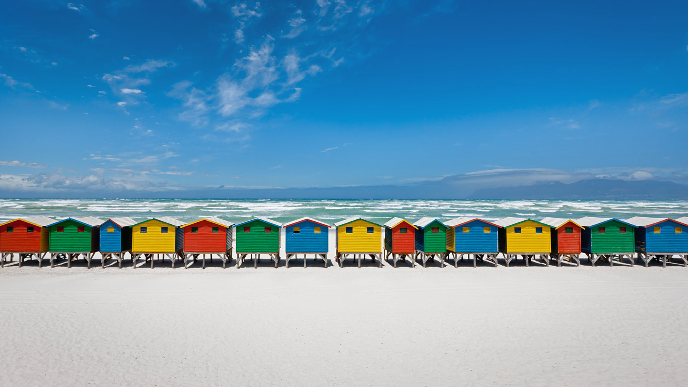 Beach huts in Muizenberg, South Africa (© Getty Images)(Bing United Kingdom)