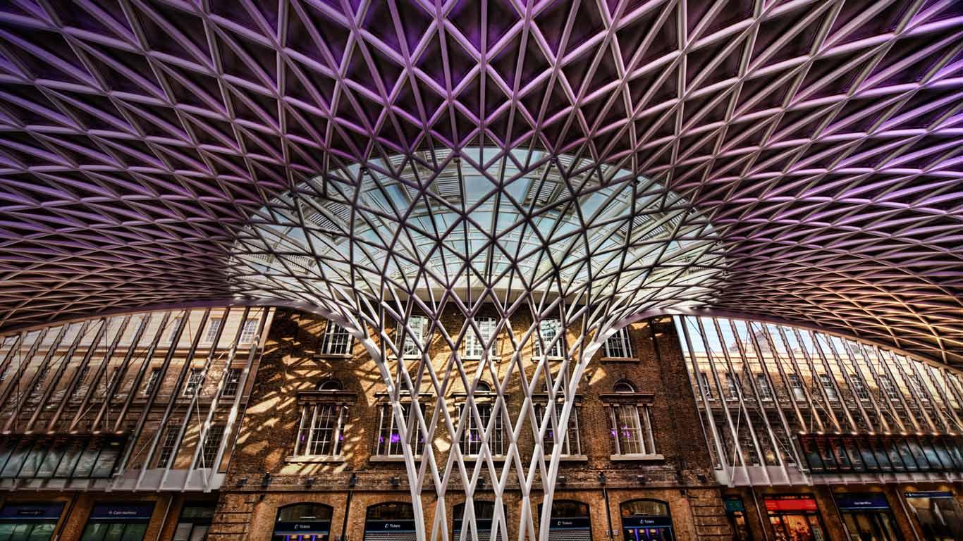 Détail du toit de la gare de King’s Cross nouvellement restaurée, Londres, Royaume-Uni (© Think James Photo/Gallery Stock)(Bing France)