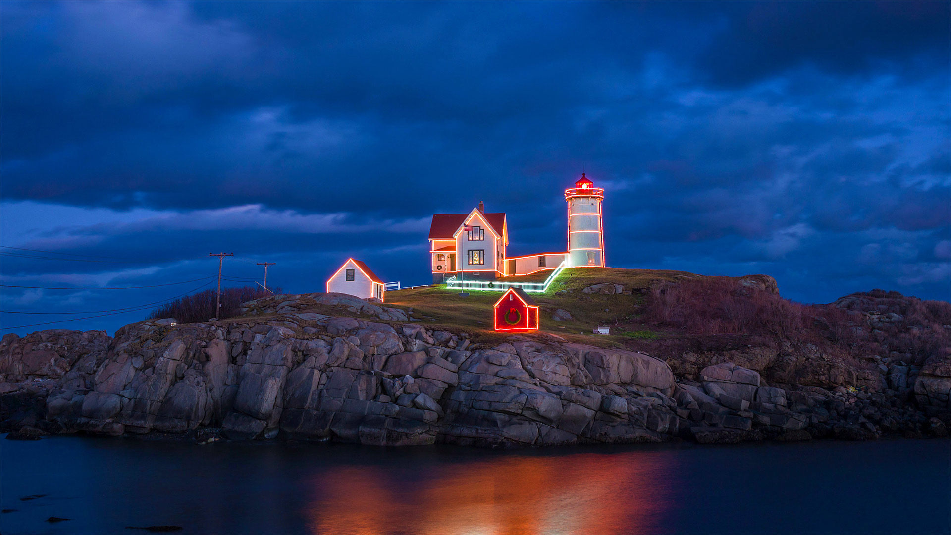 Christmas lights on Cape Neddick Light in York, Maine, USA (© Walter Bibikow/Alamy)(Bing United Kingdom)