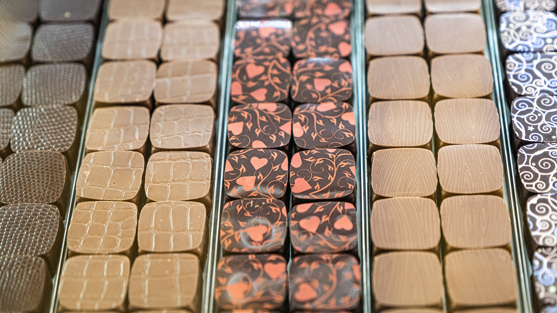 Différents types de chocolats dans une vitrine (© Ivan/Getty Images)(Bing France)