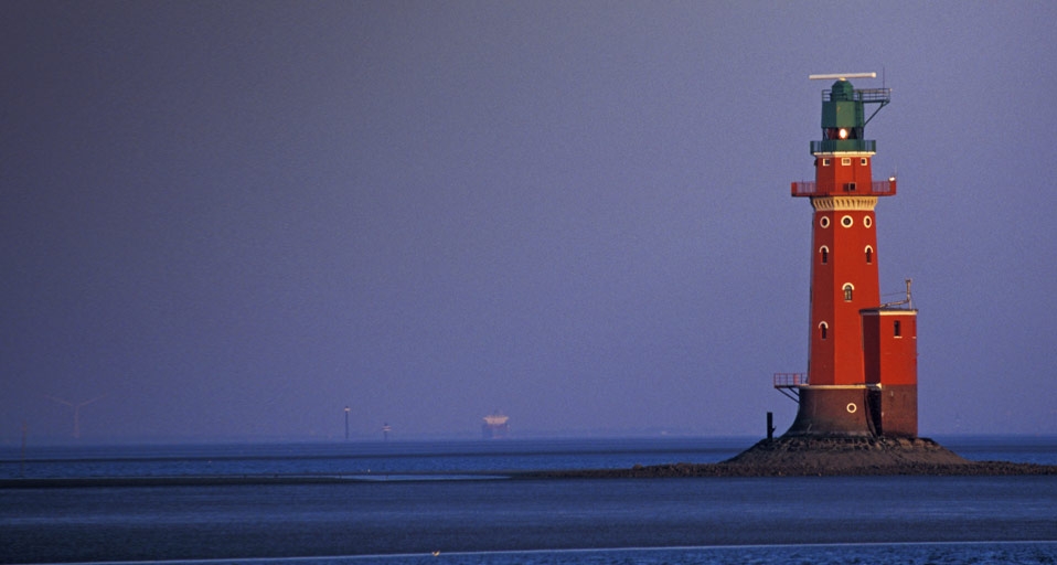 Der alte Leuchtturm Hohe Weg, Nordseeküste, Deutschland – Uwe Walz/Picture Press/Photolibrary &copy; (Bing Germany)