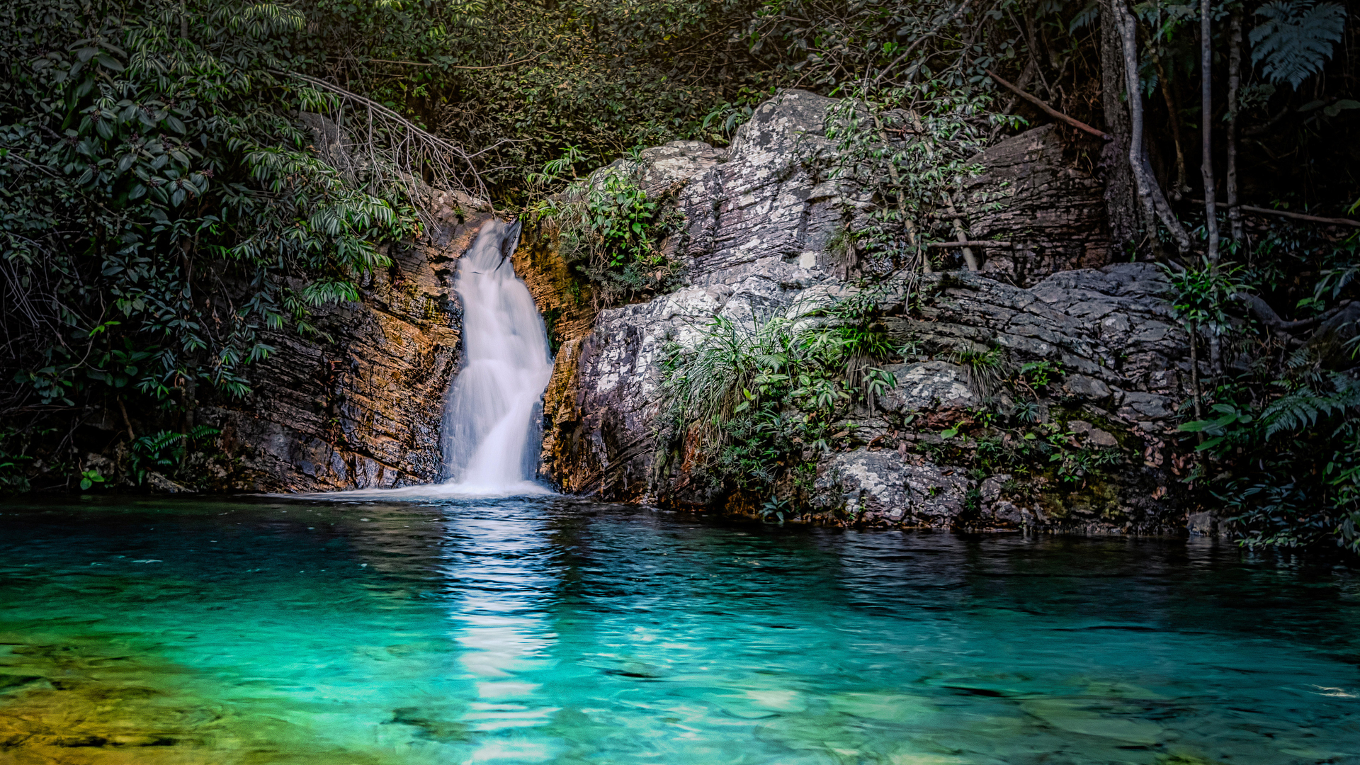 Santa Bárbara Waterfall, Cavalcante, Goiás, Brazil (© Rafael Serathiuk/Getty Images)(Bing Australia)