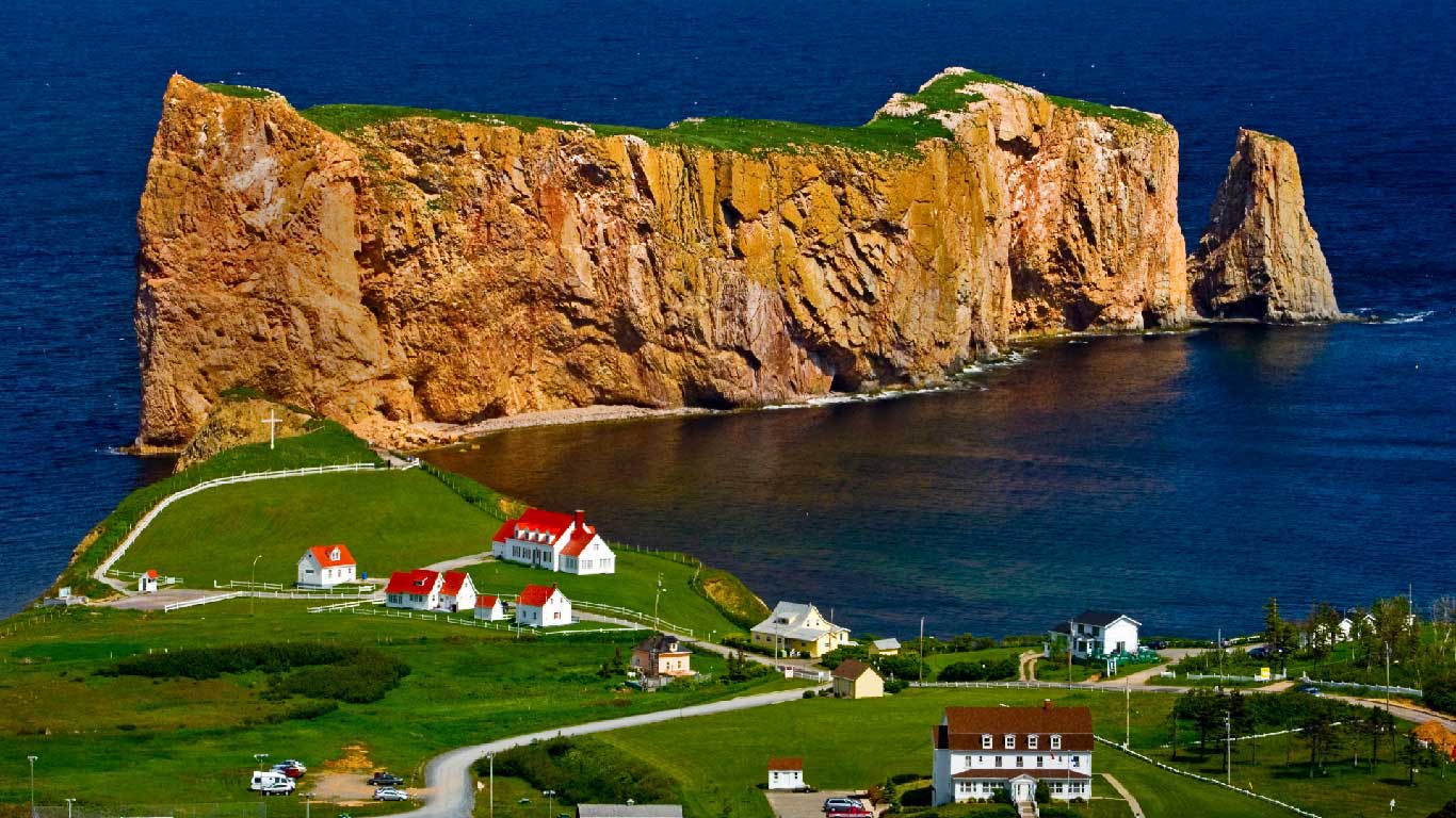 Percé Rock in Gaspé Peninsula, Quebec, Canada (© Don Johnston/age fotostock)(Bing United Kingdom)