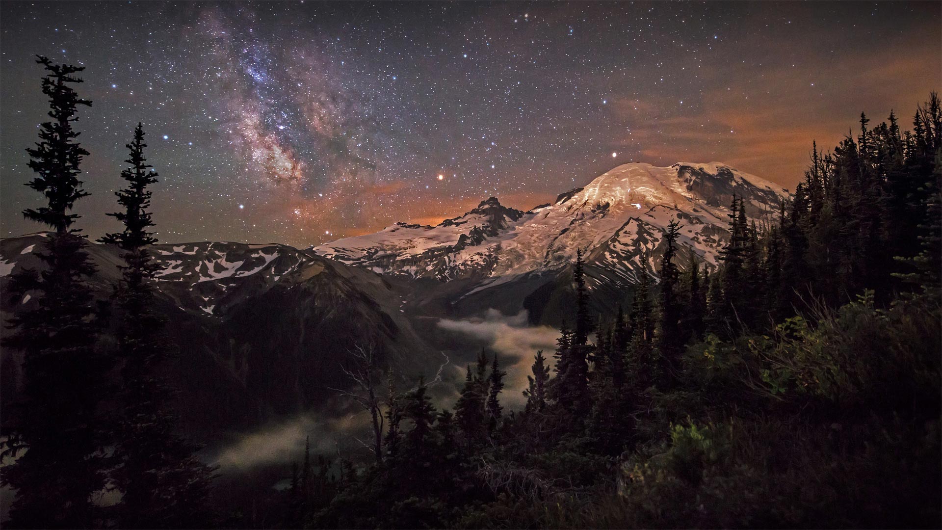 Mondschein und Milchstraße über dem Mount Rainier im Mount-Rainier-Nationalpark, Washington, USA (© Brad Goldpaint/Cavan)(Bing Deutschland)