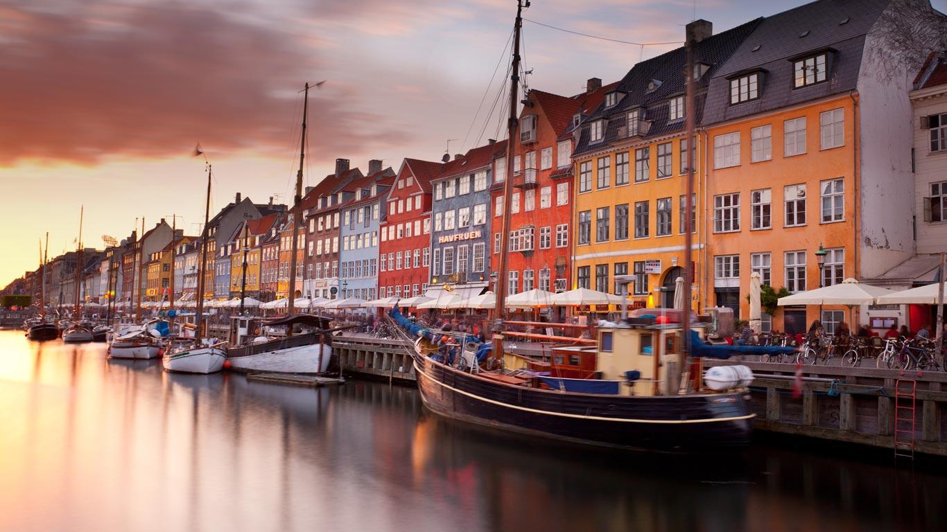 Colorful homes line Nyhavn Canal in Copenhagen, Denmark (© Benjeev Rendhava/Getty Images)(Bing Canada)