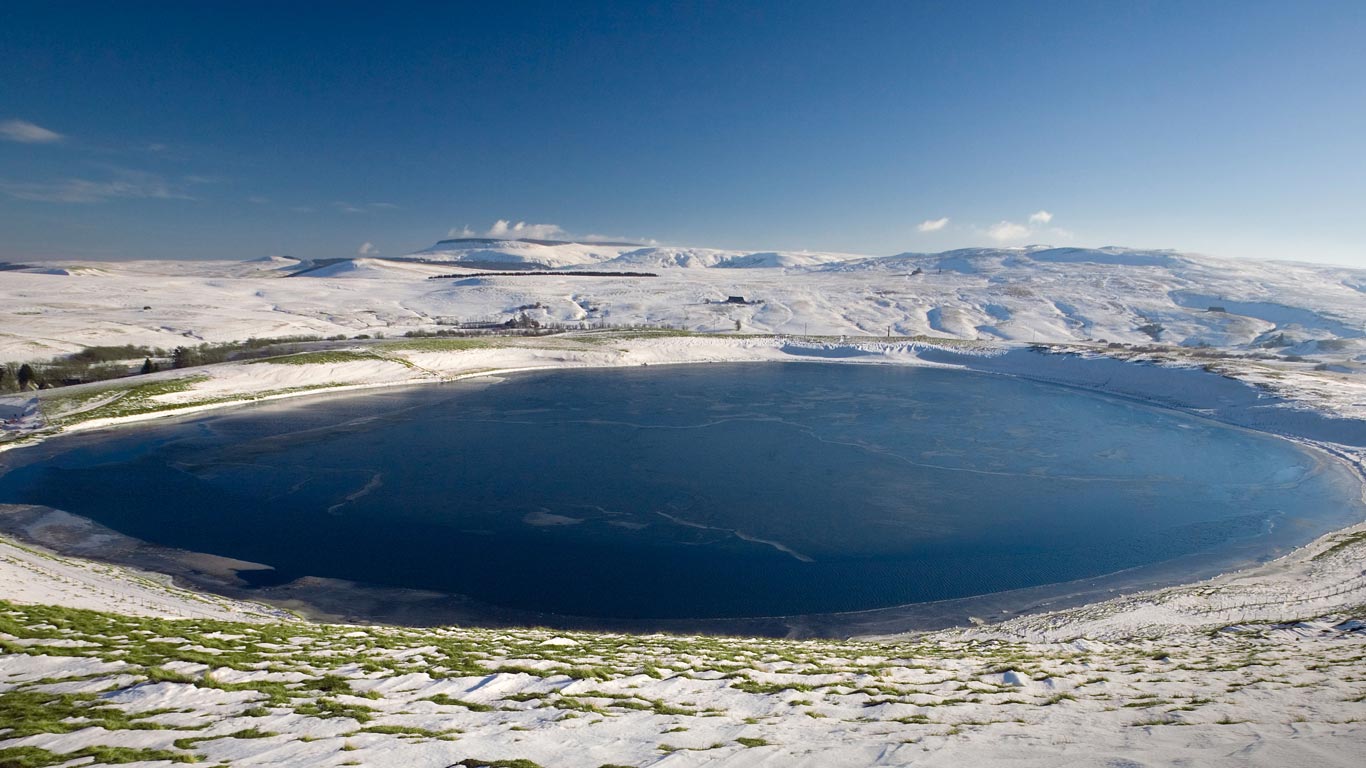 Lac d’En-Haut en hiver, La Godivelle, Puy-de-Dôme, Auvergne (© Emmanuel Lattes/Alamy)(Bing France)