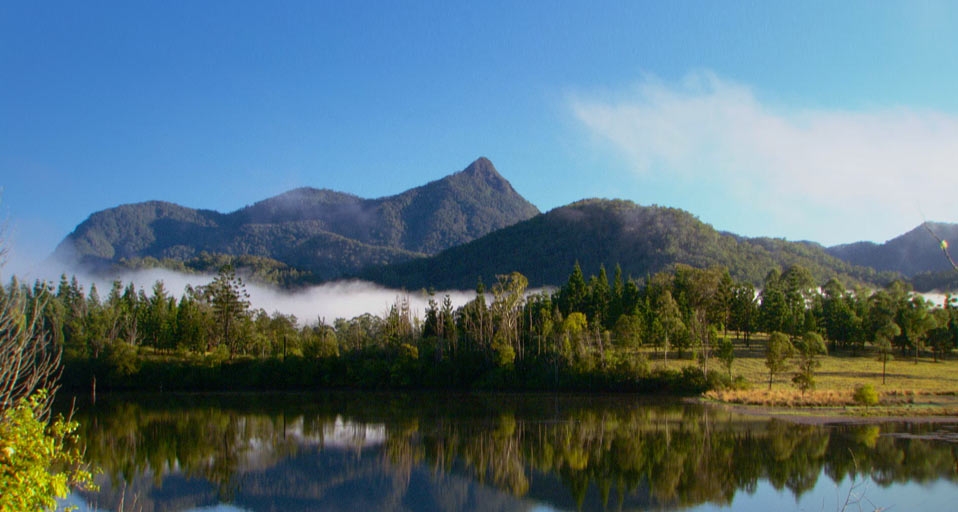 Mt. Warning-Wollumbin and Clarrie Hall Dam, Murwillumbah, Australia (© NatureScape/Footage Search) &copy; (Bing United Kingdom)