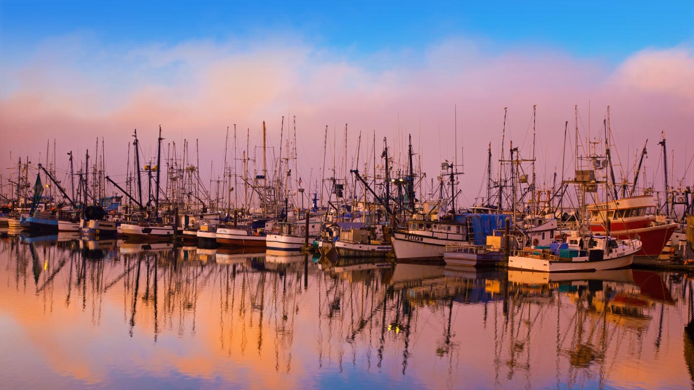 Fishing boats moored in Newport, Oregon (© Craig Tuttle/Corbis)(Bing Canada)