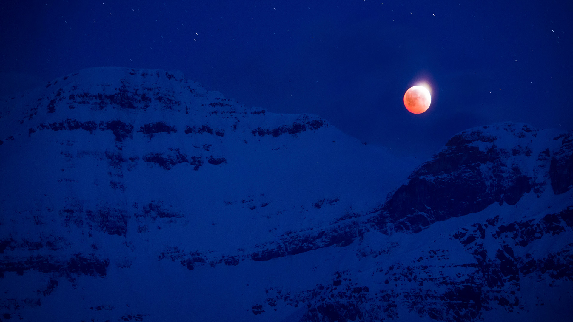 Night scenery with full noon, Mount Assiniboine Provincial Park, B.C. (© Aurora Photos/Offset/Shutterstock)(Bing Canada)