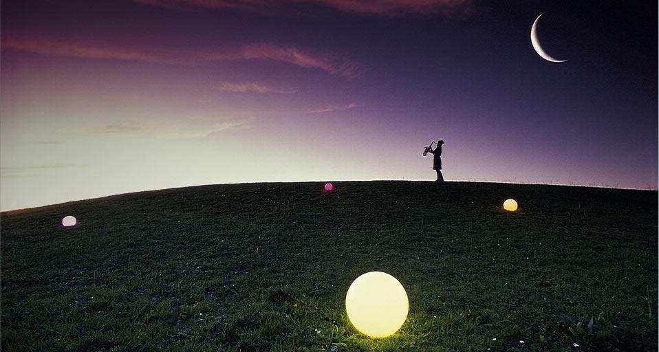Silhouette d’un homme jouant du saxophone sous la lune (© Charly Franklin/Getty images) &copy; (Bing France)