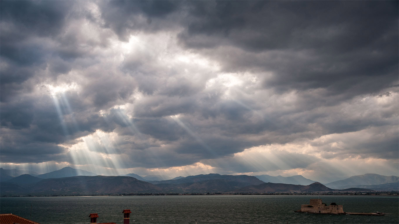Crepuscular rays over the Saronic Gulf, Greece (© Stian Rekdal/Nimia)(Bing United Kingdom)