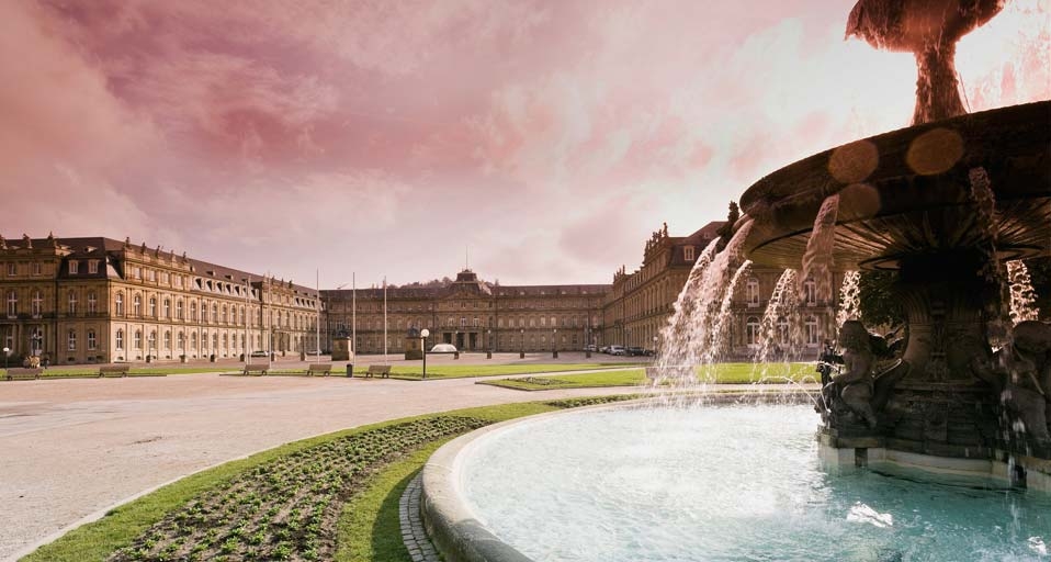 Brunnen auf dem  Stuttgarter Schlossplatz – im Hintergrund das Neue Schloss (© Mel Stuart/Westend61/Corbis) &copy; (Bing Germany)