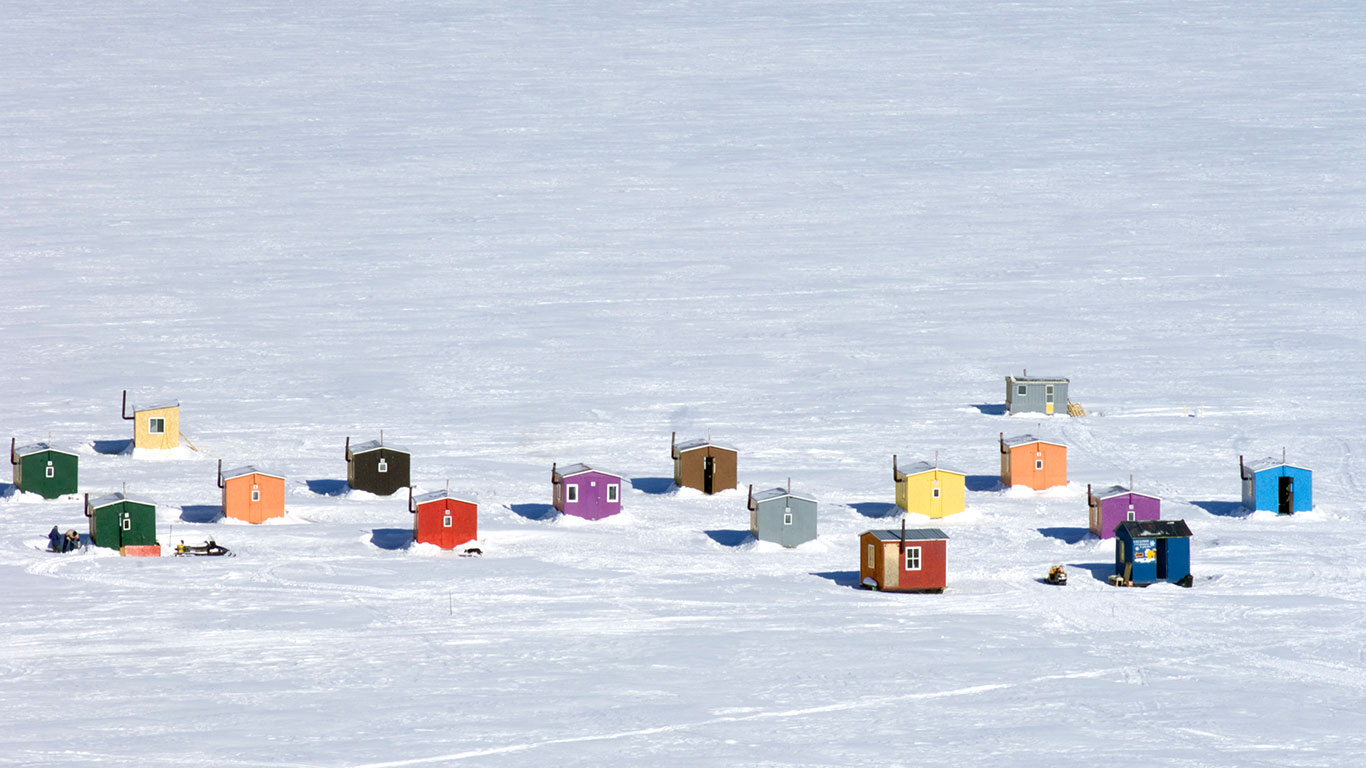 Overhead of ice fishing huts in Anse-St-Jean, Que. (© Guylain Doyle/Getty Images)(Bing Canada)