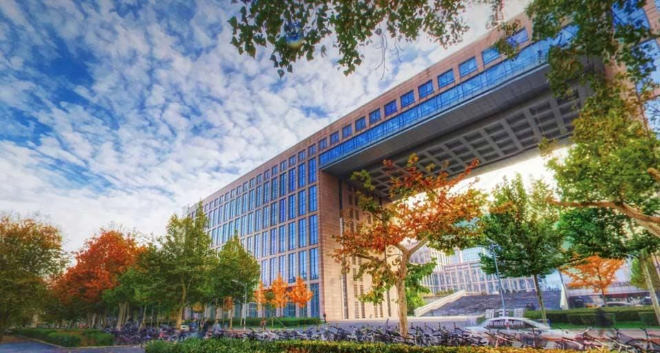 北京航空航天大学新主楼秋景 (© Yuqing Guo/Beihang University) &copy; (Bing China)