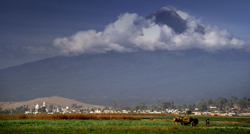 Der Vulkan Popocatépetl in der Nähe von Puebla, Zentralmexiko – Felix Stensonage fotostock &copy; (Bing Germany)