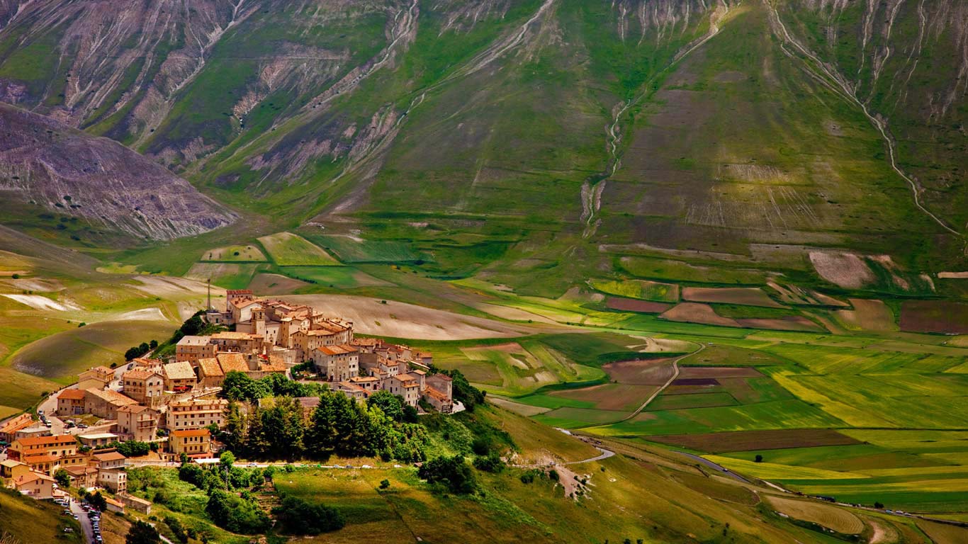 Castelluccio in Monti Sibillini National Park, Italy (© Brian Jannsen/Alamy)(Bing United Kingdom)