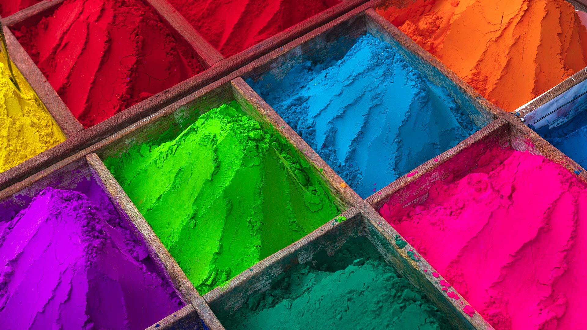 Brightly coloured powder for sale during Holi (© Max Bauerfeind/Shutterstock)(Bing Canada)
