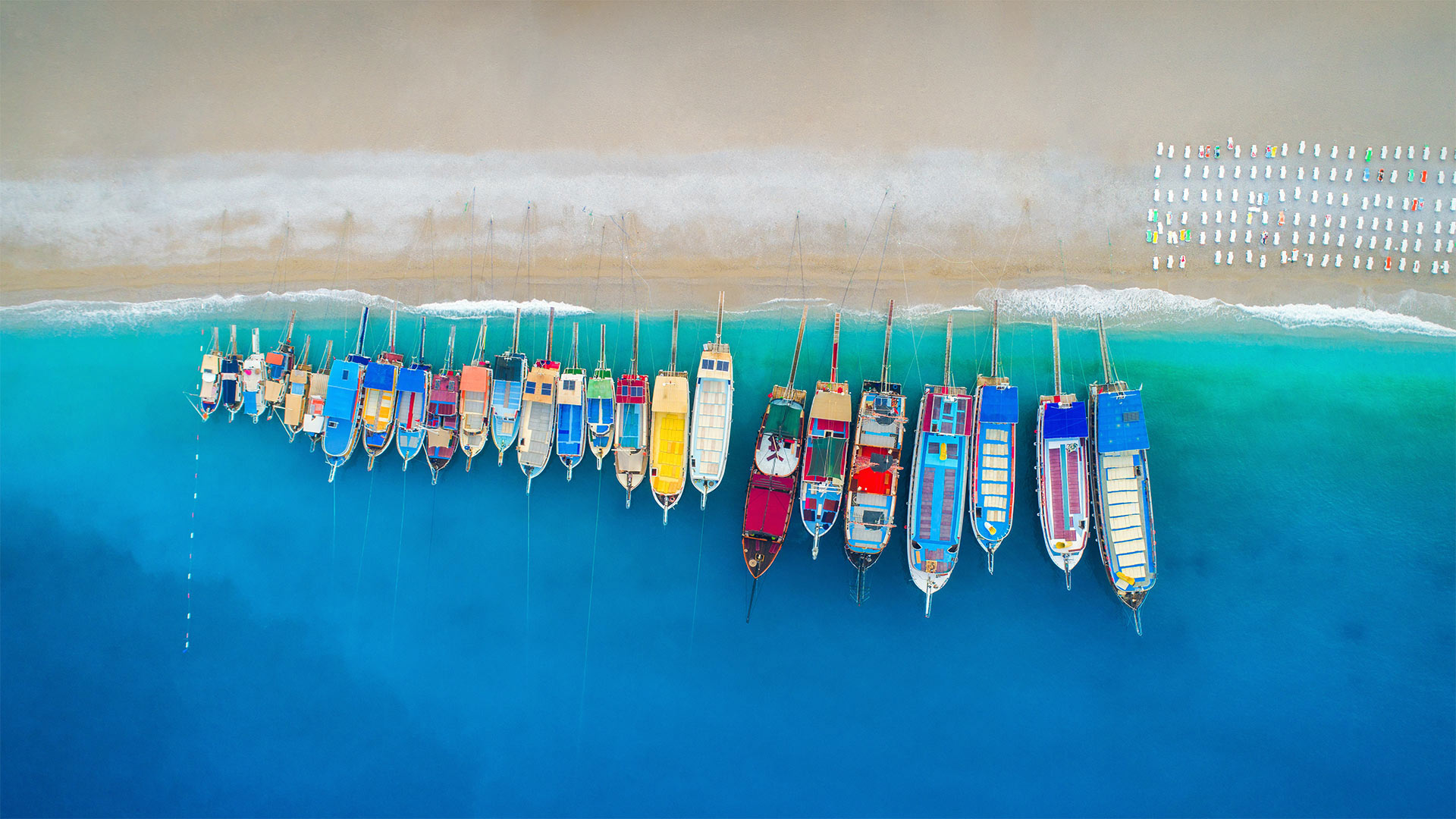 Luftaufnahme von bunten Booten im Mittelmeer, Ölüdeniz, Türkei (© den-belitsky/Getty Images)(Bing Deutschland)