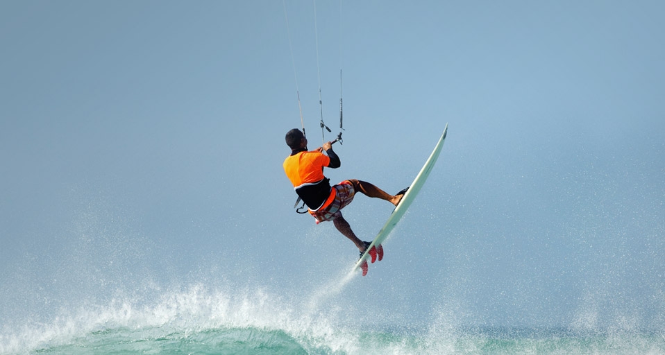 Ein Kitesurfer hebt ab – Ben Welsh/Corbis &copy; (Bing Germany)