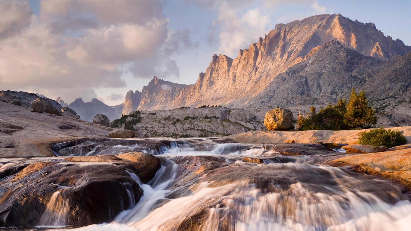 View of Fremont Peak in the Bridger Wilderness of Bridger-Teton National Forest, Wyoming, USA (© Don Paulson/Danita Delimont)(Bing United Kingdom)