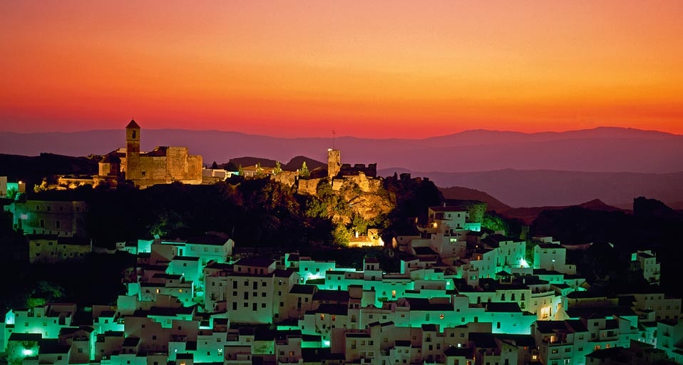 Das spanische Dorf Casares strahlt im nächtlichen Scheinwerferlicht, Provinz Malaga – Jose Fuste Raga/Corbis &copy; (Bing Germany)
