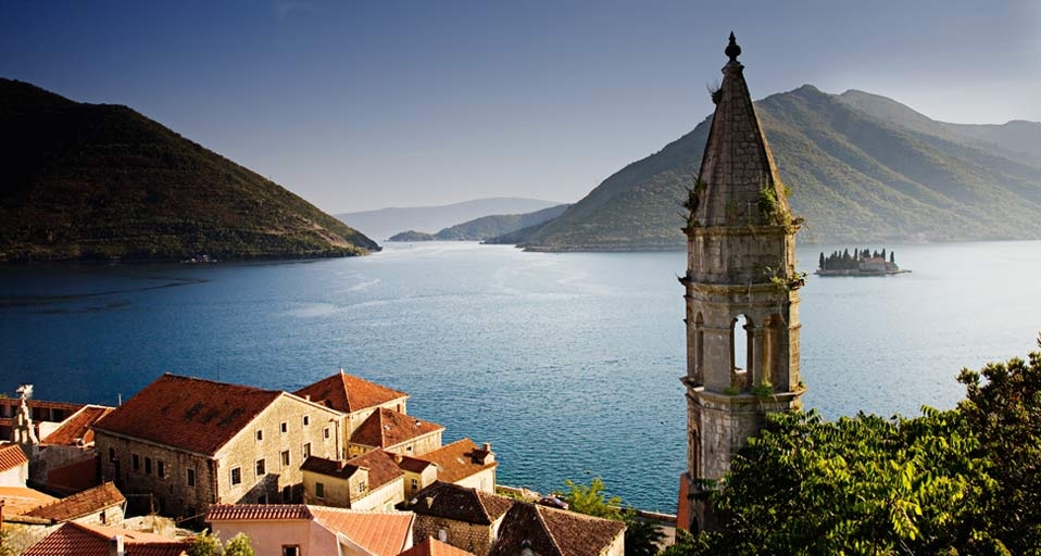 Die Stadt Perast in der Bucht von Kotor, Montenegro – Andy Kerry / Axiom &copy; (Bing Germany)