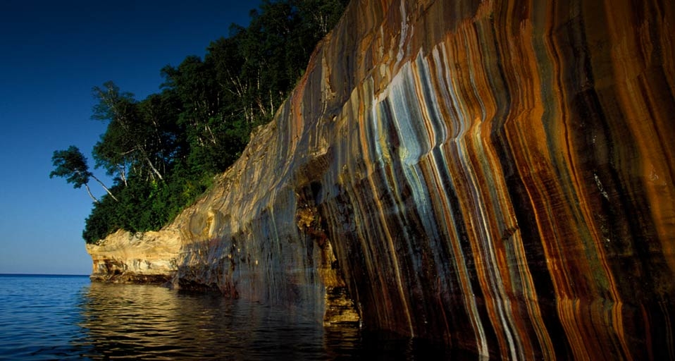 Stained rocks and trees, Rocks National Lakeshore, Munising, Michigan -- Claudia Adams/Danita Delimont &copy; (Bing Canada)