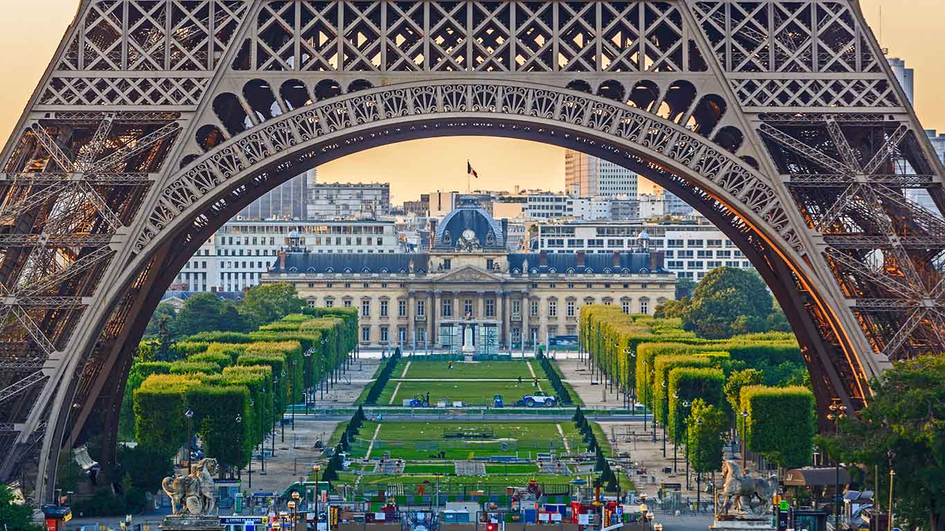 Pray for Paris  (© Stefano Brozzi/SIME/4Corners)(Bing Japan)