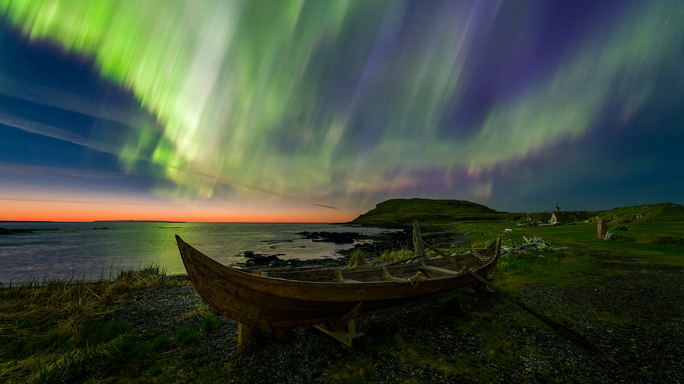 在划艇上方的北极光，加拿大纽芬兰 (© Adam Woodworth/Aurora Photos)(Bing China)