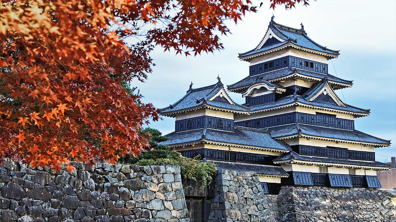 ｢紅葉と松本城｣長野, 松本 (© Rudy Sulgan/Corbis)(Bing Japan)